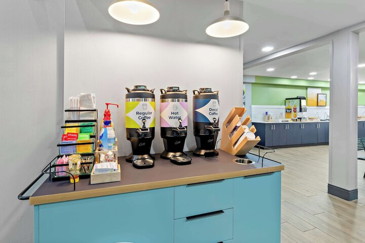 Breakfast/Coffee Service 25 of 30