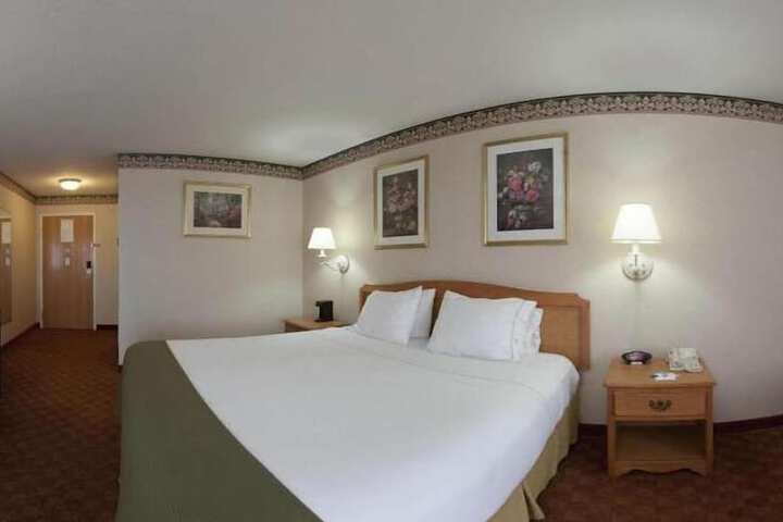 Room 26 of 38