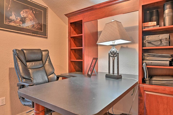 Elegant Valrico Home 15 Mi to Downtown Tampa!