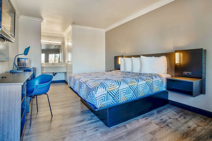 Room 10 of 26