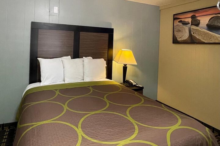 Room 6 of 28