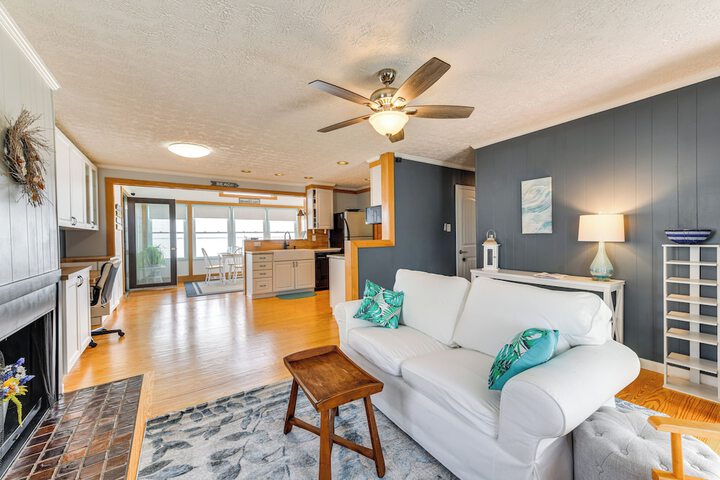Riverfront Colonial Beach Home w / Private Beach!