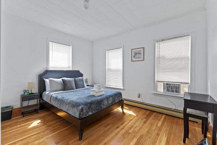 17-19Cozy & Spacious 6BR home in Malden with window AC and free parking