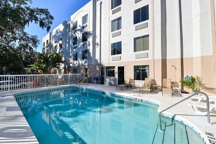 SLEEP INN & SUITES RIVERFRONT