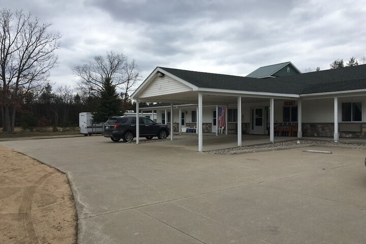 Scullys Manistee Outpost Motel