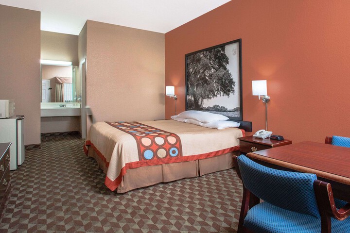 Super 8 by Wyndham Bastrop TX