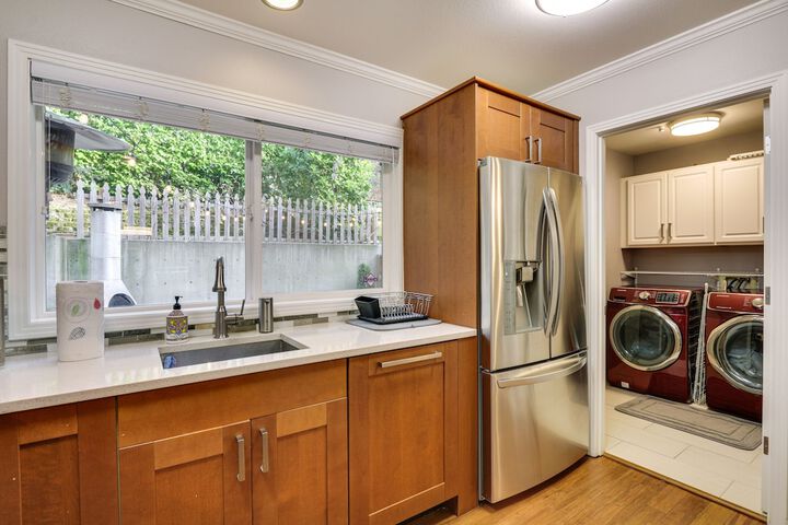 Lake Oswego Home w / Deck 9 Mi to Downtown Portland