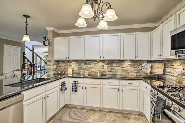 Luxe Home 30 Miles to Houston w / Pool & Grill