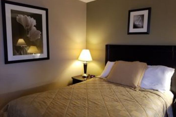 Super 8 by Wyndham Brook Park / Cleveland