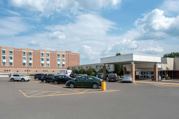Clarion Hotel & Suites
