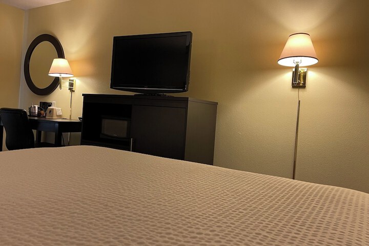 Super 8 by Wyndham Colby