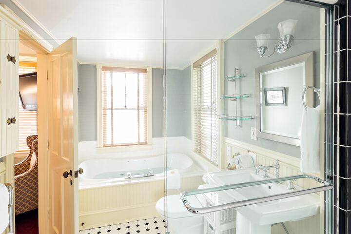 Brass Key Guesthouse - Adults Only