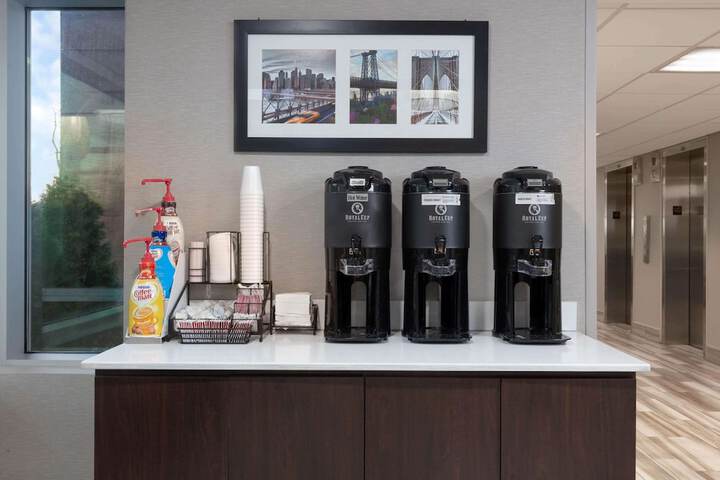 La Quinta Inn & Suites by Wyndham Clifton / Rutherford