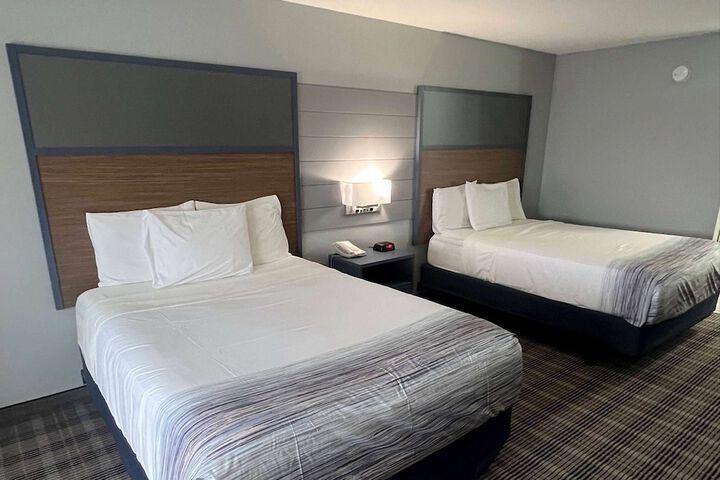 Room 4 of 10