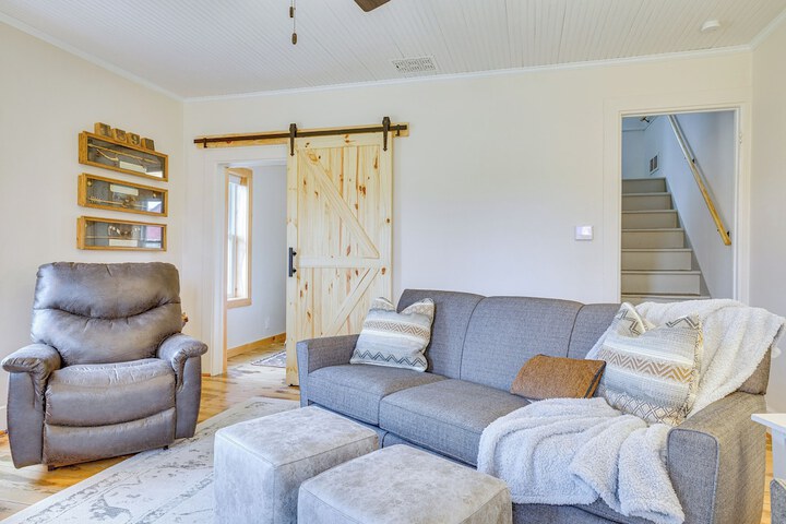 Lovely Rural Hixton Farmhouse w / Porch & Fire Pit!