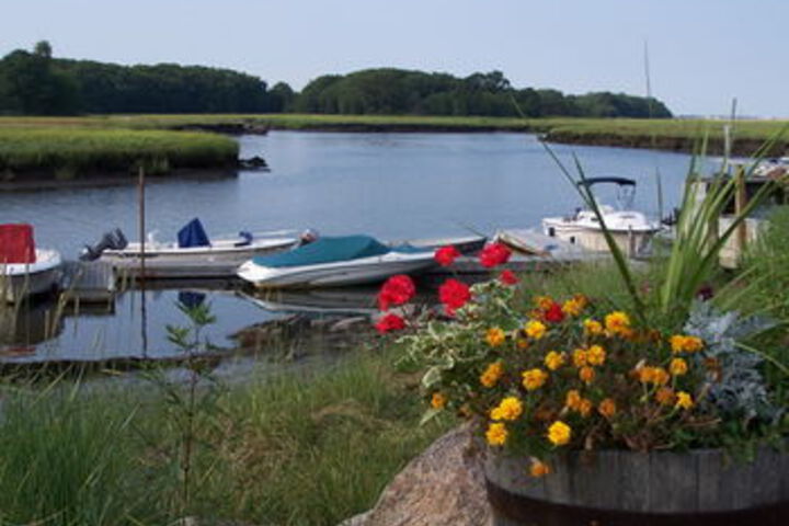 Sheas Riverside Inn & Motel