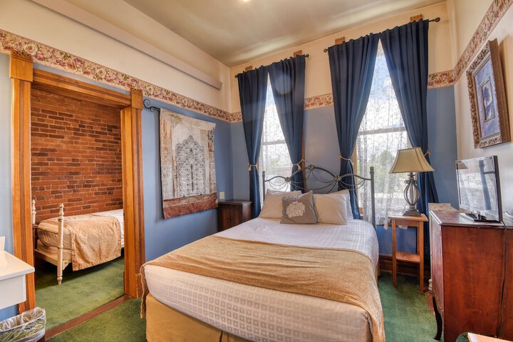 Room 5 of 9
