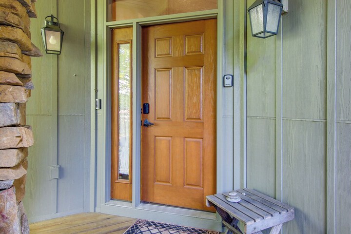 Mtn-view Condo w / Screened Porch in Burnsville!