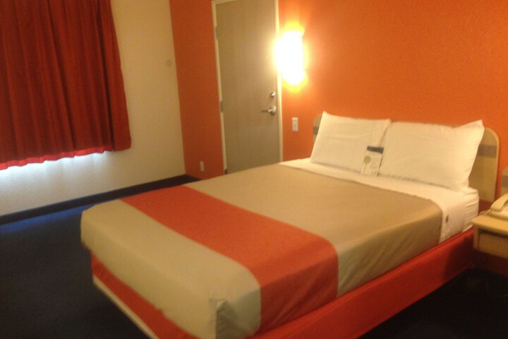 Room 26 of 40