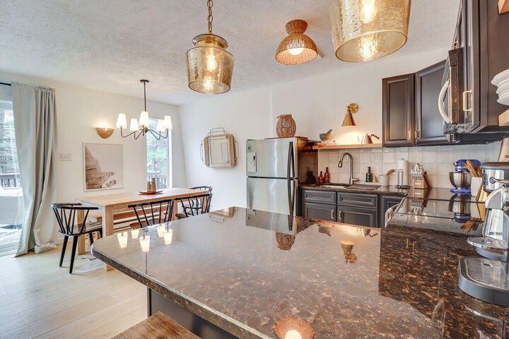 Family Home in Long Pond w / Fire Pit & Lake Access