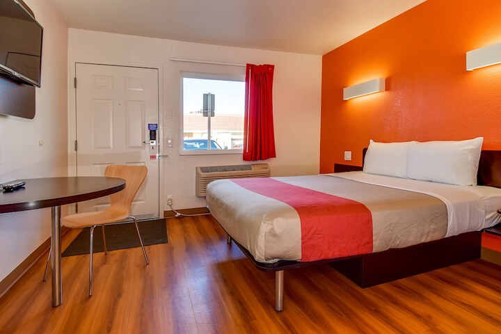 Room 16 of 40