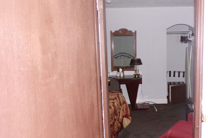 Longhouse Lodge Motel