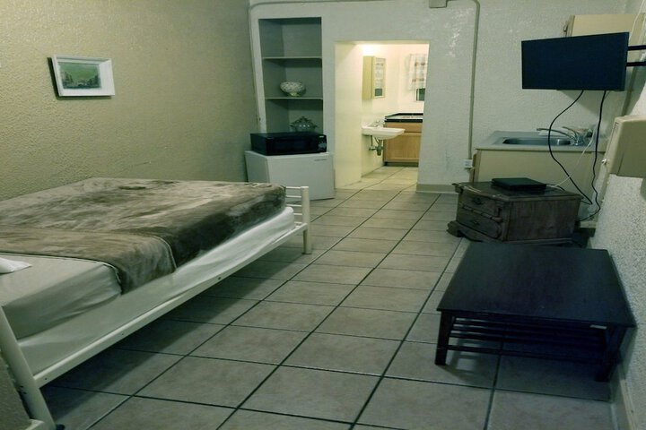 Monterey Inn Hotel