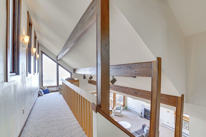Private Beach & Deck: Spacious Lake Michigan Home