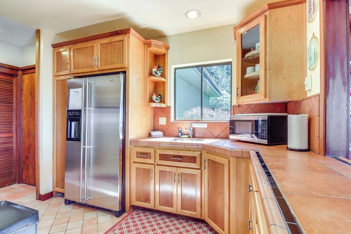 Enchanting Coos Bay Sanctuary w / Lush Views!
