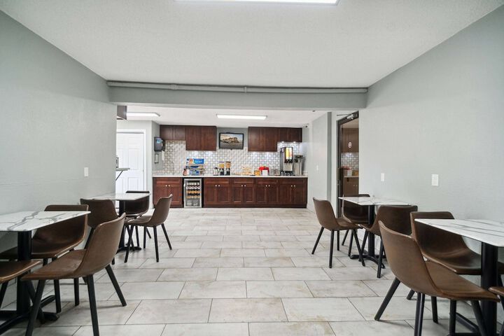 Super 8 by Wyndham Kenosha / Pleasant Prairie