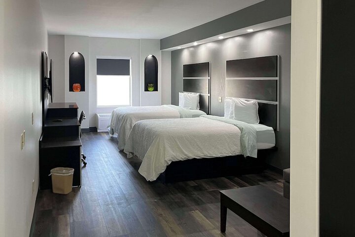 Room 10 of 18