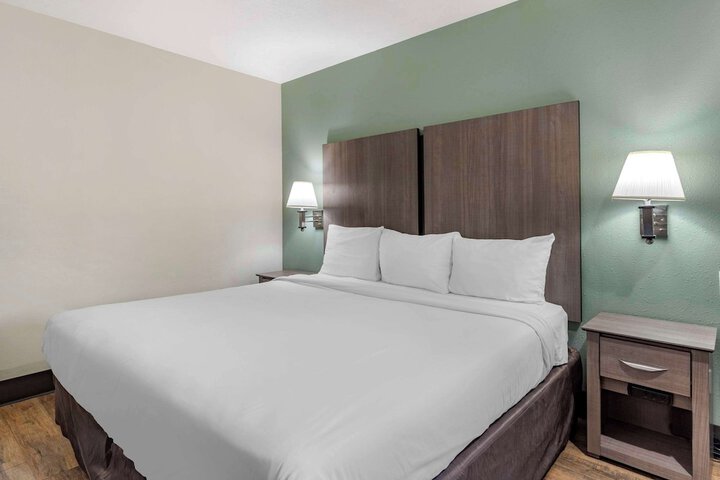 Room 6 of 24