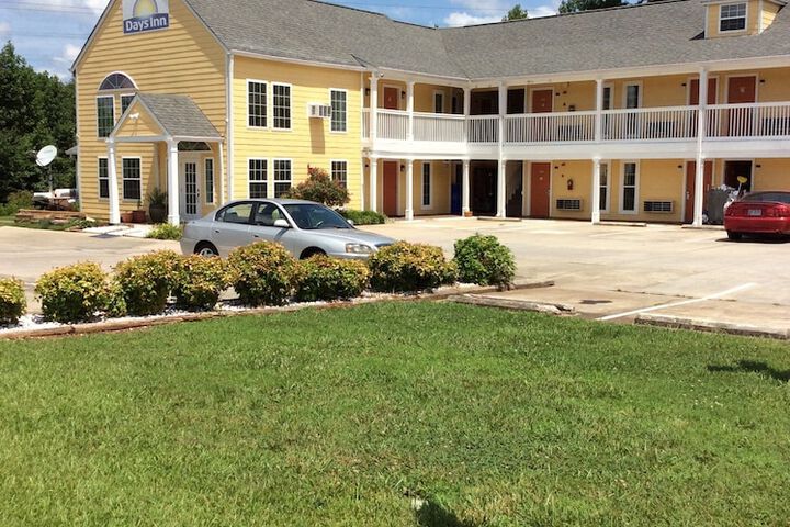 Days Inn by Wyndham Cornelia