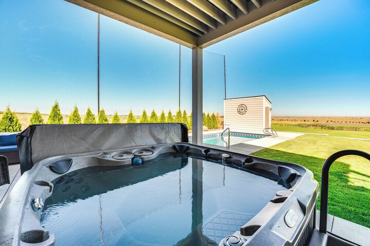Hunt & Hike: Potholes State Park Home Hot Tub