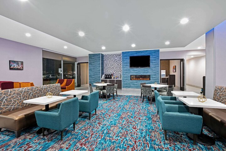 La Quinta Inn & Suites by Wyndham DFW Airport West-Glade