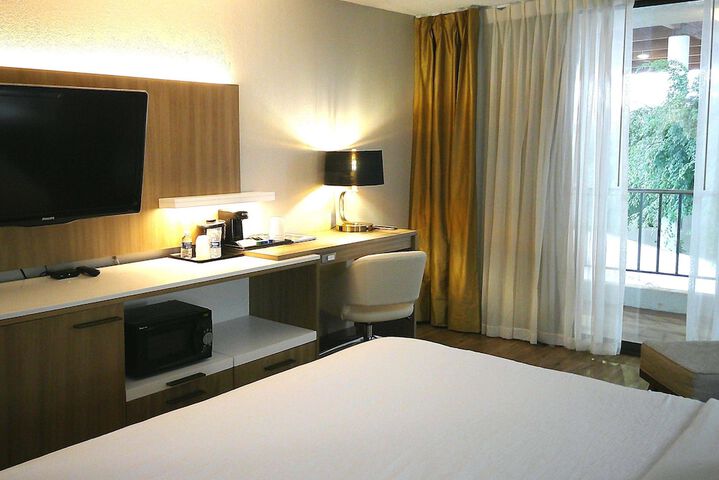 Room 27 of 32