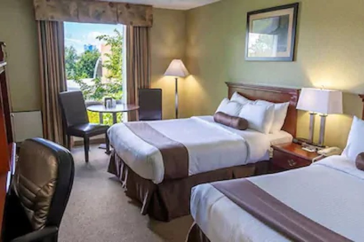 Oakes Hotel Overlooking the Falls
