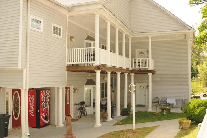Acorn Hill Lodge and Spa