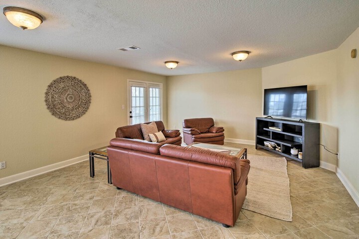 Apt w / Balconies - Steps to Kemah Boardwalk!
