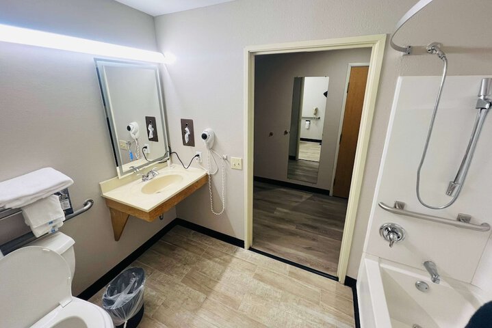 Super 8 by Wyndham Pittsburgh / Monroeville