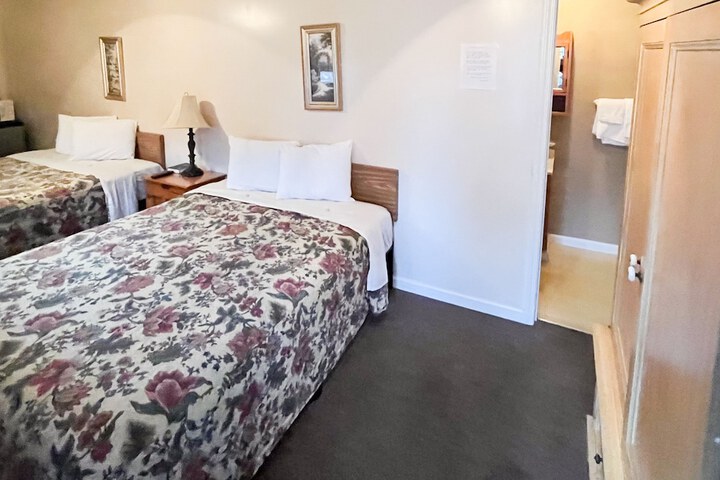 Room 8 of 16