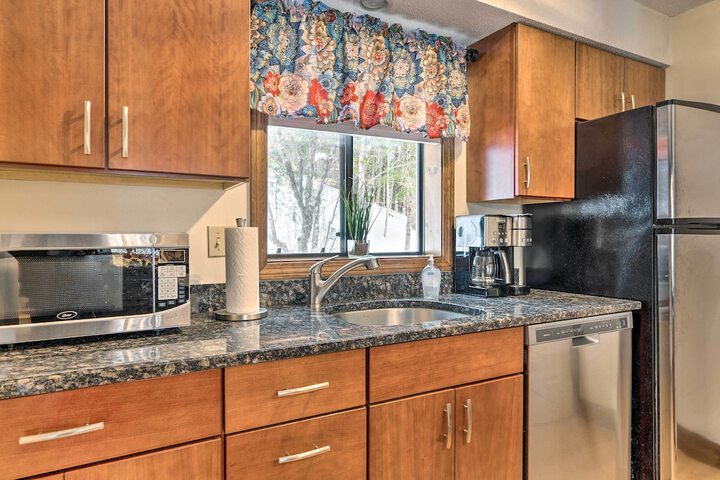 Hartford Escape w / Fire Pit 3 Mi to Ski & Golf!