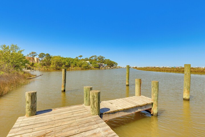 Water View Dauphin Island Condo w / Boat Slips