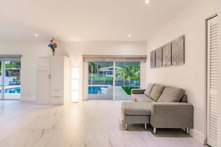 Stylish Aventura Home With Pool on Intercostal