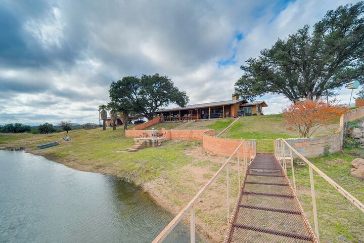 Rustic & Western House on Lake - Swim & Fish!
