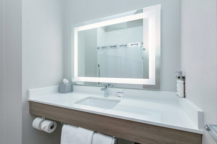 Holiday Inn Express & Suites Marshall by IHG