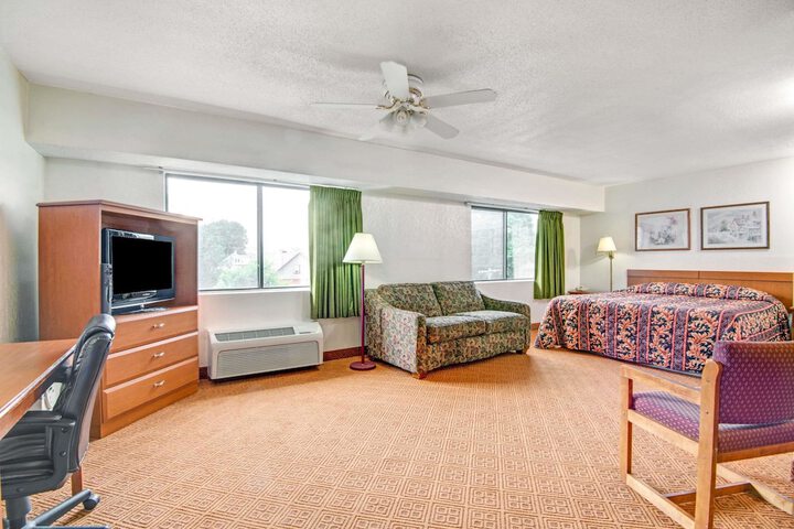 Super 8 by Wyndham Stamford / New York City Area