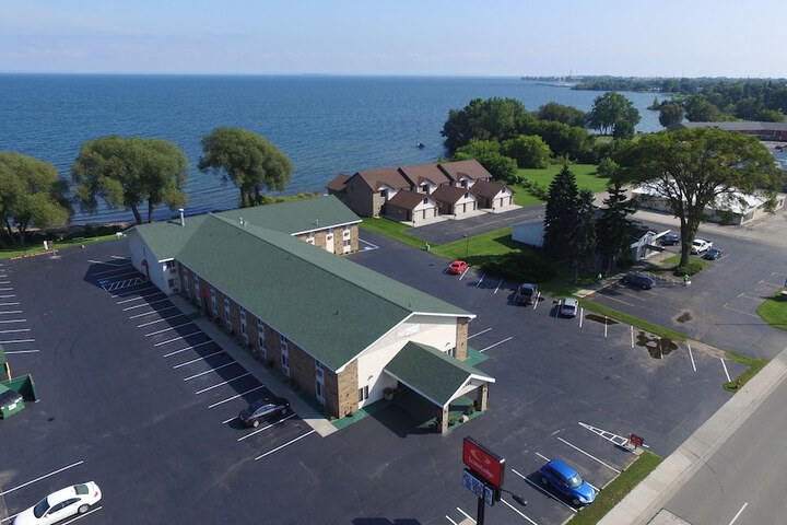 Econo Lodge Menomonie on the Bay