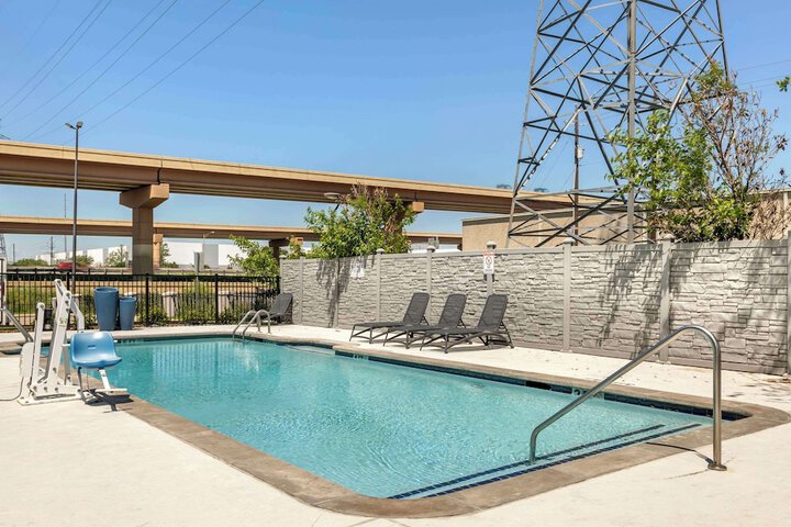 Pool 10 of 40
