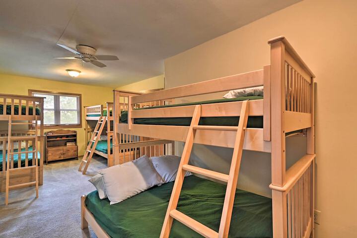 Spacious Lakehouse w / Deck Kayaks, & Dock!